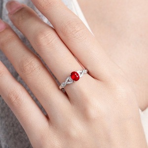 本命年彩宝红钻鸽血红红水晶镶嵌钻石戒指女简约时尚日常礼物