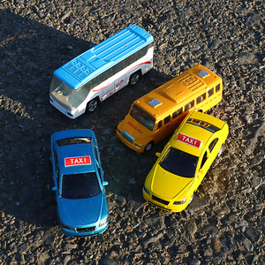 彩珀64北京现代的士出租车合金模型回力玩具校车巴士公交车吊卡装