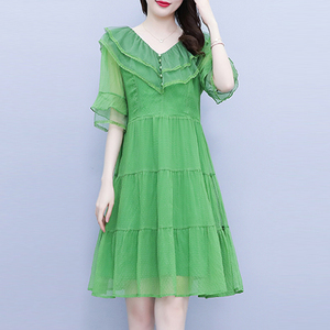 清新浅绿色夏天连衣裙胖mm洋气v领荷叶边显瘦裙子大码遮肉爆款裙