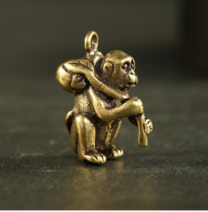纯黄金属铜精制背寿桃的小猴子十二生肖猴长寿猴钥匙扣箱包链挂件