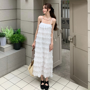 白色吊带连衣裙女装夏季2022新款设计感蕾丝蛋糕裙别致惊艳长裙子