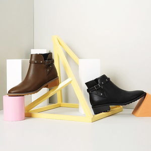 daphne/达芙妮旗下鞋柜女鞋时尚复古金属扣低跟低筒短靴女冬靴