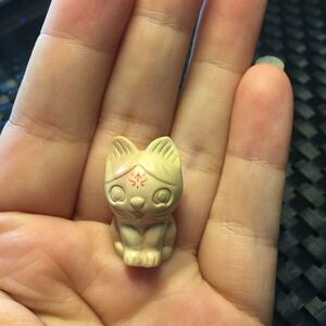 阿拉善彩玉奶昔料原石苏工雕刻可爱小猫咪立体动物牌子吊坠项链