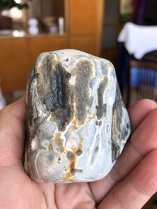 黑龙江天然嫩江水冲料白皮缠丝纹锦花玛瑙原石手把件雕刻料259克