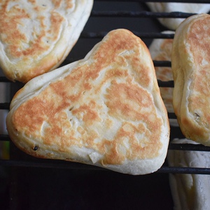 山西运城特产稷山饼子风味三角饼油酥饼纯手工制作火烤千层饼小吃