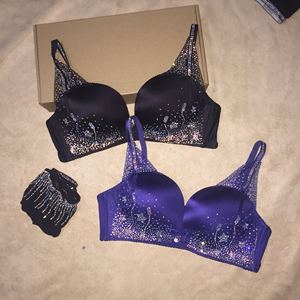 亮钻一片式无痕无钢圈小胸厚款聚拢内衣女文胸性感蕾丝带钻石胸罩