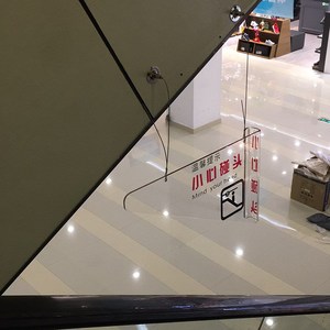 商场自动扶梯电梯防碰头装置 小心碰头三角牌 标识吊牌 三角档板