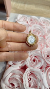 18k金女王牌吊坠