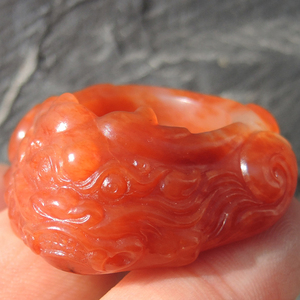 方言镇店之宝一眼真鸽血色全玉种全沁和田玉红玉籽料老熟龙扳指r