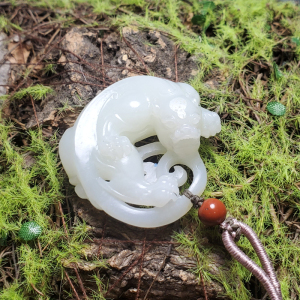 方言和田玉精品佩戴级新疆细腻油润洒金皮白玉籽料仿古赤龙吊坠o