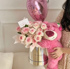 七夕情人节唐山同城鲜花速递网红草莓熊鲜花抱抱桶新款趴熊粉玫瑰