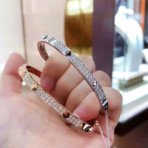 六福珠宝手镯钻石