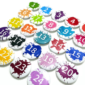 能逗t81 马口铁彩色数字徽章防疫号码胸牌嘉宾编码牌圆形胸针定制