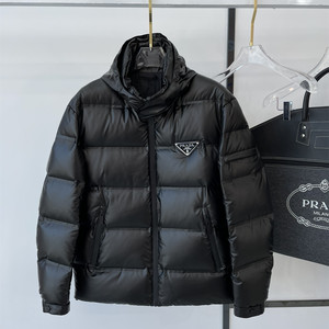 prada/普拉达  冬季新款经典三角标加厚保暖短款羽绒服棉服外套男