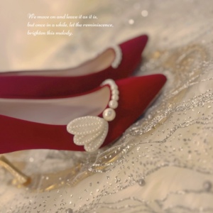 chic珍珠红色婚鞋！小众气质绒面新娘秀禾鞋订婚晚宴配旗袍高跟鞋