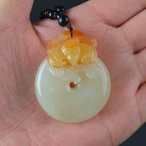 天然国石岫玉花玉巧雕俏色毛衣挂件平安扣福在眼前吊坠精美礼品
