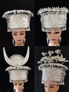 贵州黔东南少数民族苗族女盛装舞蹈演出衣服装服饰头饰项圈银帽子