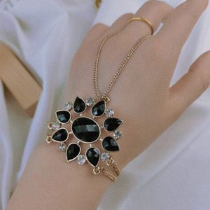青岛外贸饰品黑色花朵镶钻手背链可调节手链10012个性款异域风情