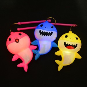 小灯笼带灯发光新款儿童灯笼手提电动音乐鲨鱼宝宝卡通灯笼灯玩具