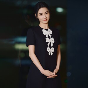 2022春夏新款张柏芝明星同款高贵黑色白刺绣蝴蝶结宽松短袖连衣裙