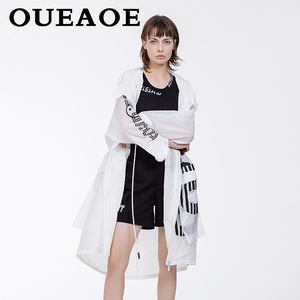 欧e专柜2020春夏新款大码黑白女装 宽松中长款印花防晒风衣外套潮