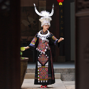 新款苗族服饰女黑色整套土家族民族刺绣长裙旅拍摄影贵州苗寨服装