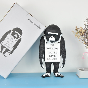 潮牌banksy monkey班克西猩猩雕塑 居家装饰创意摆件黑白挂牌猴子