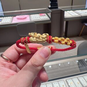 周大福本命龙年生肖金饰鼠猴龙赛龙舟三合黄金转运珠足金编绳手链
