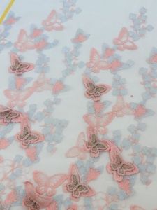 W9浅粉植物绣花提花服装金线蝴蝶亲肤软网纱双边定位蕾丝面料布料