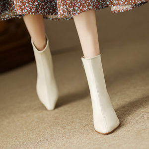 白色尖头短靴秋季女法式羊皮瘦瘦靴子棕色洋气冬鞋女款细跟高跟鞋
