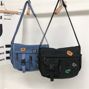 斜挎小书包大学生