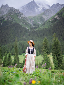 理想三旬女装新疆旅拍黑白色巴伐利亚田园风蕾丝拼接草原连衣裙