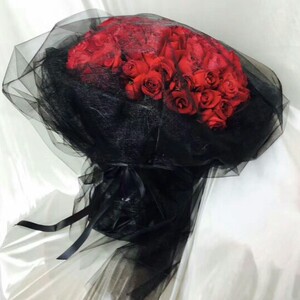 昆明同城配送鲜花速递19朵红玫瑰欧式黑纱花束送女友生日礼物表白