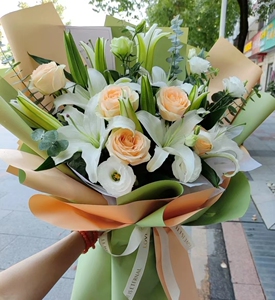 泰安同城速递19朵百合爱意表达生日友情探望祝福鲜花花束