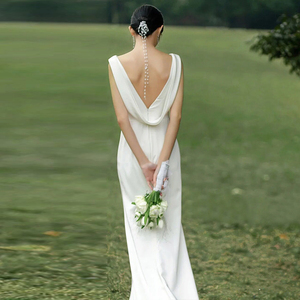 法式轻婚纱2022新款新娘缎面简约鱼尾露背出门纱旅拍外景轻纱礼服