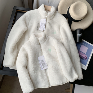 白色摇粒绒外套