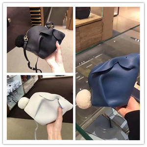 视频代购 loewe罗意威 牛皮拉链女士可爱斜跨包小兔子包毛球尾