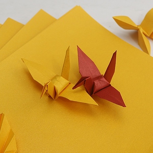叠好的千纸鹤
