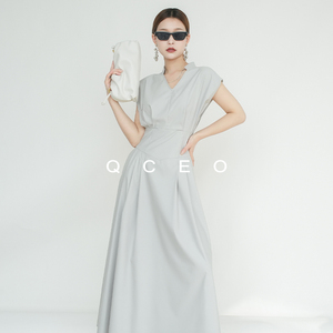 QCEO/高级垫肩小飞袖连衣裙V领时髦收腰大气简约通勤无袖长裙夏女