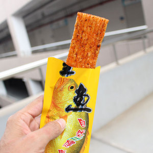 万幸皇鱼辣条面筋素食包邮 890后儿时怀旧麻辣香辣片网红黄鱼零食