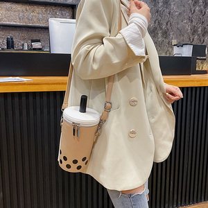 奶茶杯包包女斜挎小包日系新款可爱卡通创意设计少女潮包包水桶包