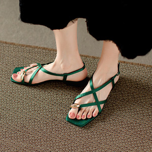 平底沙滩凉鞋女2024夏季新款时尚百搭绿色低跟鞋子罗马鞋套趾凉鞋