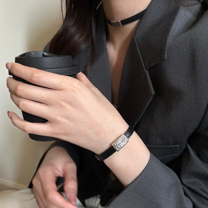 简约字母配件级感黑绳表带手链女手工黑色皮带手环复古个性手饰品