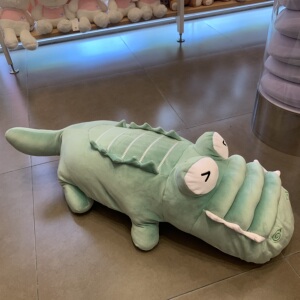 名创优品毛绒公仔鳄鱼