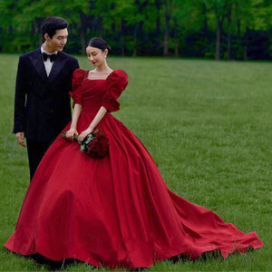影楼主题服装情侣写真外景拍照旅拍红色拖尾礼服钉珠草坪缎面婚纱