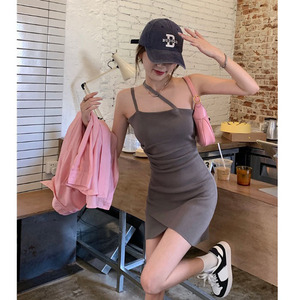 性感吊带连衣裙夏季女装2022梨形身材别致独特惊艳显瘦包臀短裙子