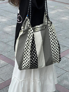 黑白拼色波点帆布包女新款大学生小众设计师手提单肩大容量环保袋