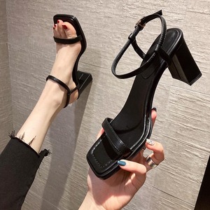 香港一字扣凉鞋女夏季中跟黑色职业时尚新款法式气质粗跟高跟鞋女