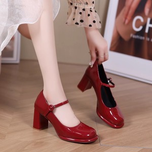 香港法式圆头玛丽珍高跟小皮鞋2024新款显白酒红色一字扣粗跟单鞋
