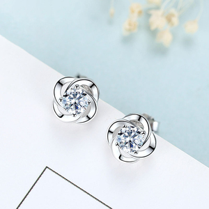 老凤祥云铂金耳钉pt950女正品四叶草18k白金钻石耳环时尚百搭耳饰